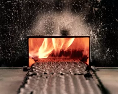 При синтероването отделните прахообразни материали се свързват един с друг и образуват окончателната част 